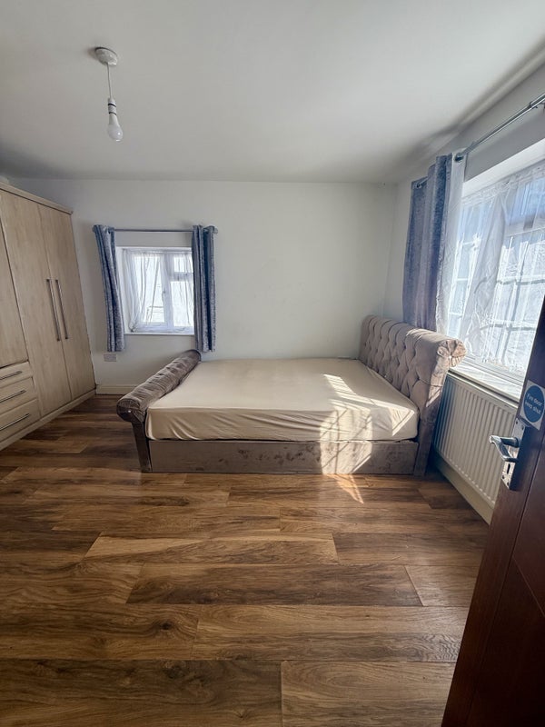 Room Seymour Road in Slough