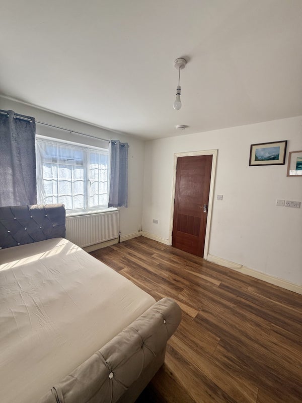 Room Seymour Road in Slough