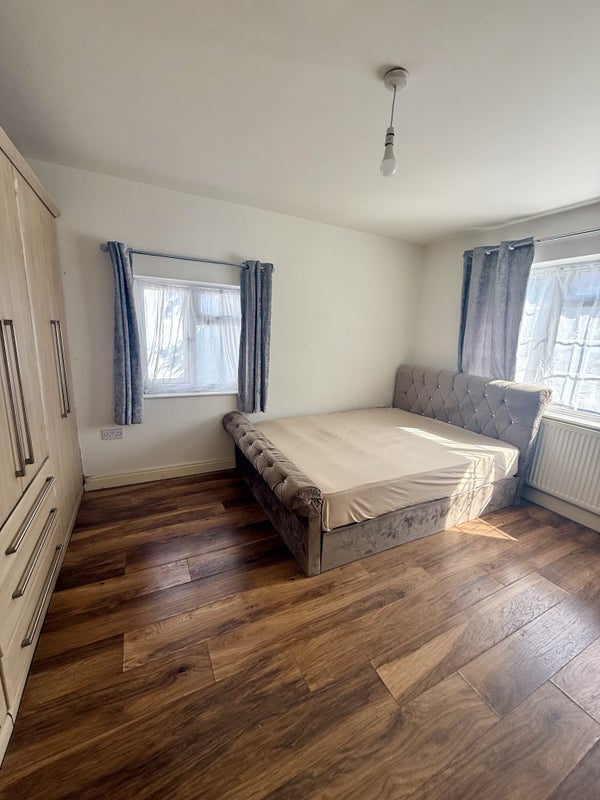 Room Seymour Road in Slough