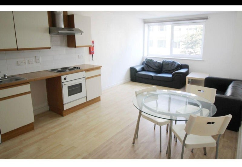 Room Clarendon Road in Leeds