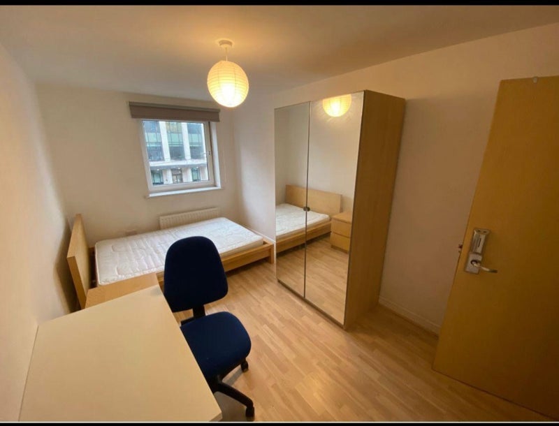 Room Clarendon Road in Leeds
