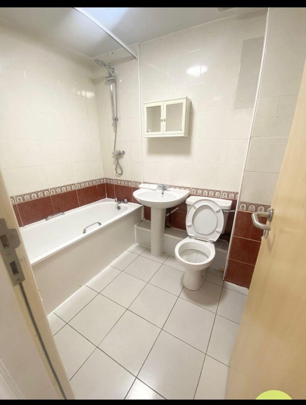 Room Clarendon Road in Leeds
