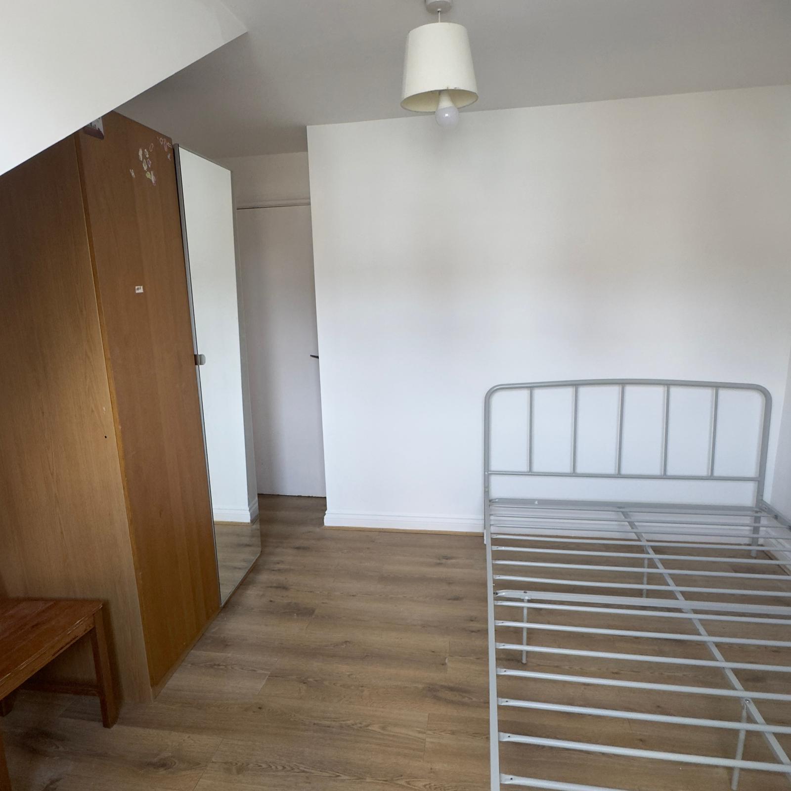 Flat Norbury Road in Greater London