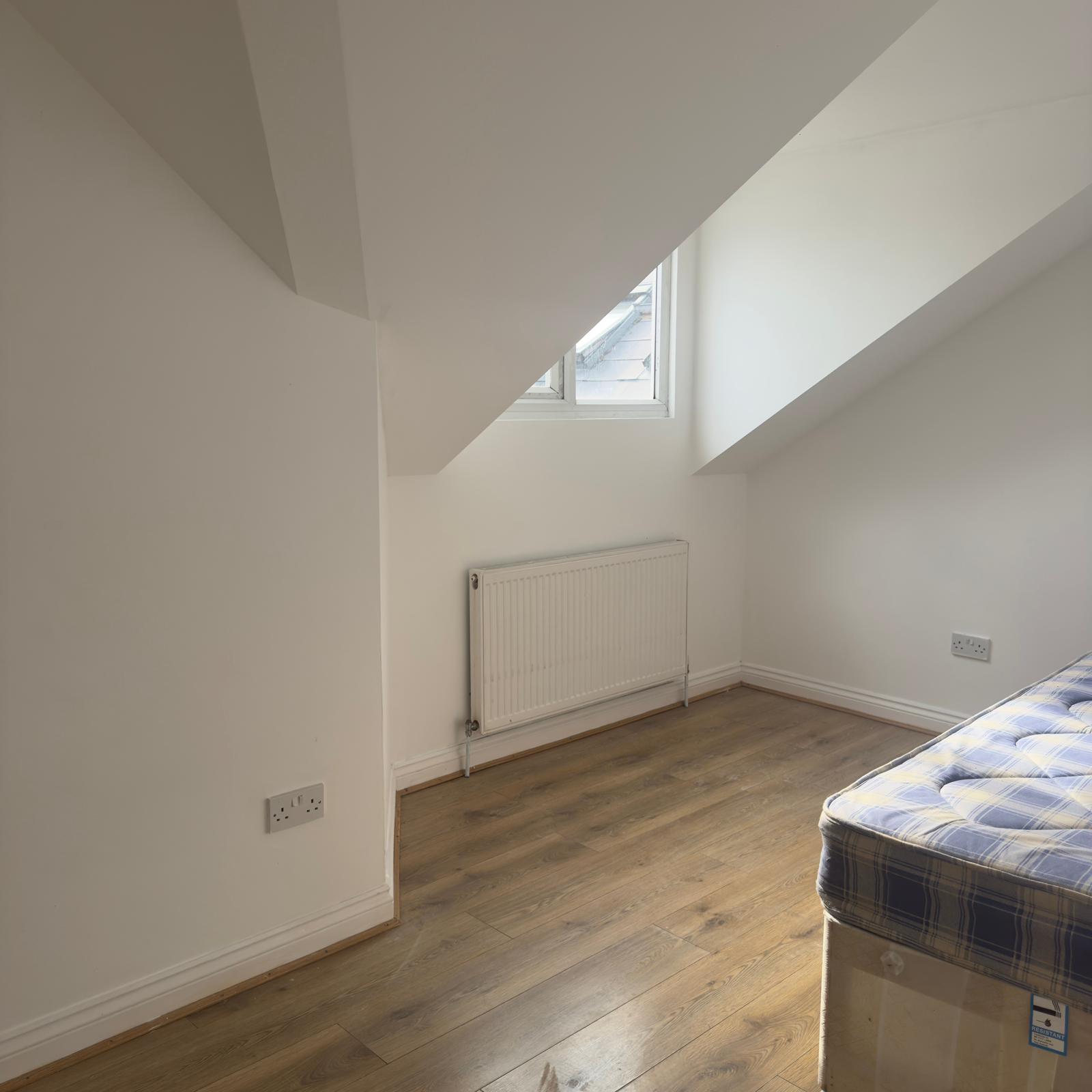 Flat Norbury Road in Greater London