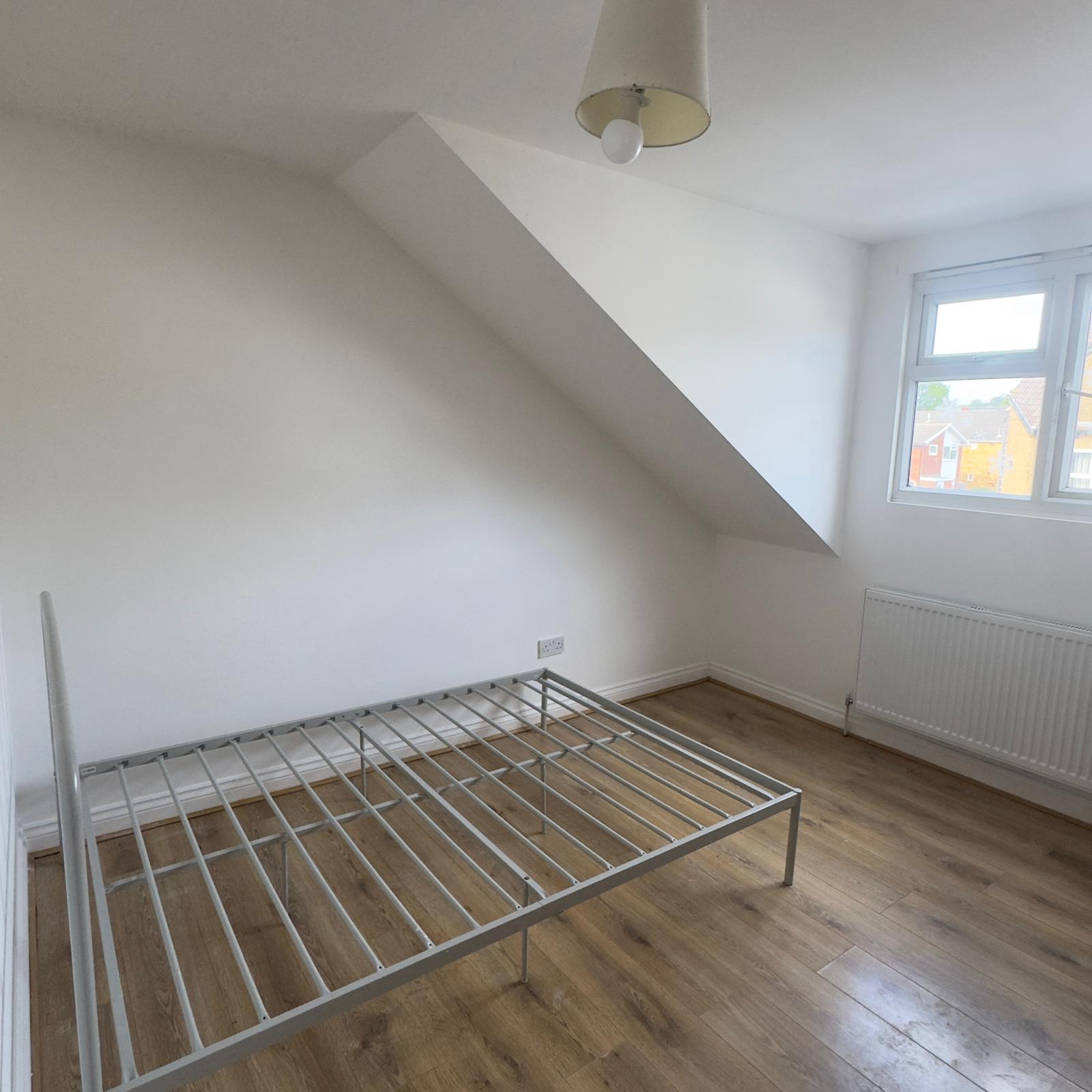 Flat Norbury Road in Greater London
