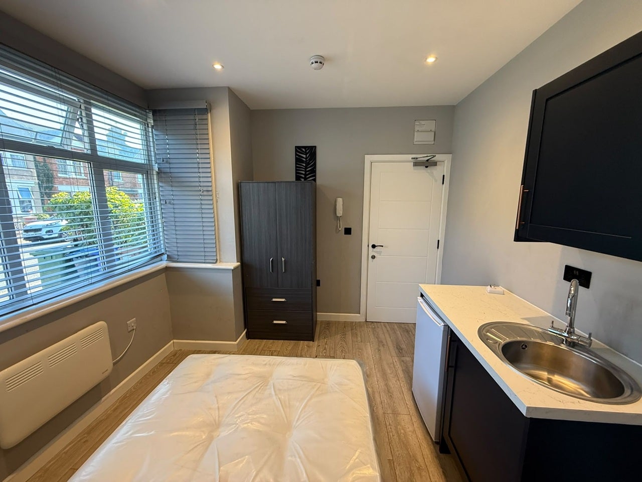 Flat Claremont Road in Greater London