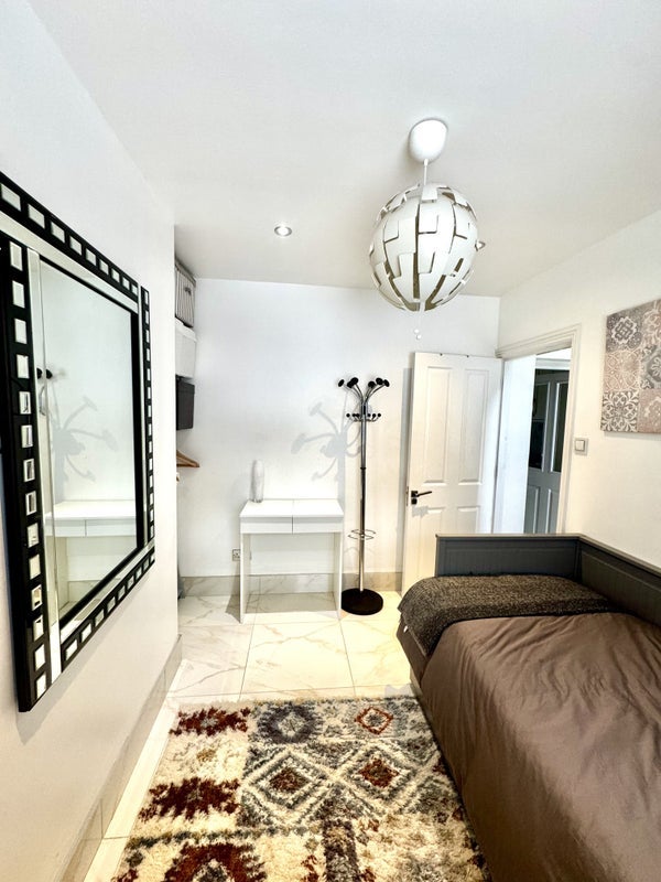 Room St Anns Road in Greater London