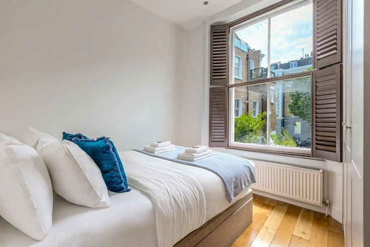 Flat Ladbroke Crescent in Greater London