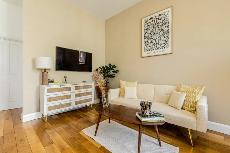 Flat Ladbroke Crescent in Greater London