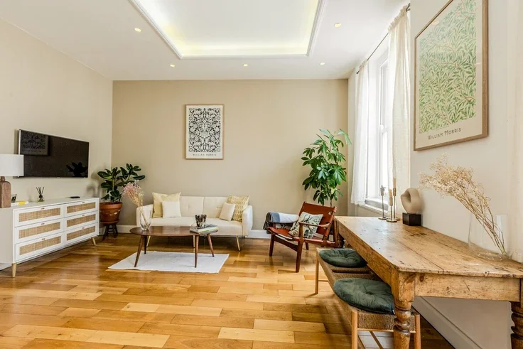 Flat Ladbroke Crescent in Greater London