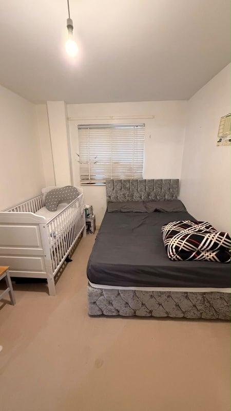Room Queens Road in Greater London