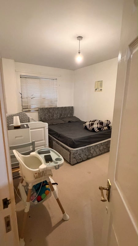 Room Queens Road in Greater London