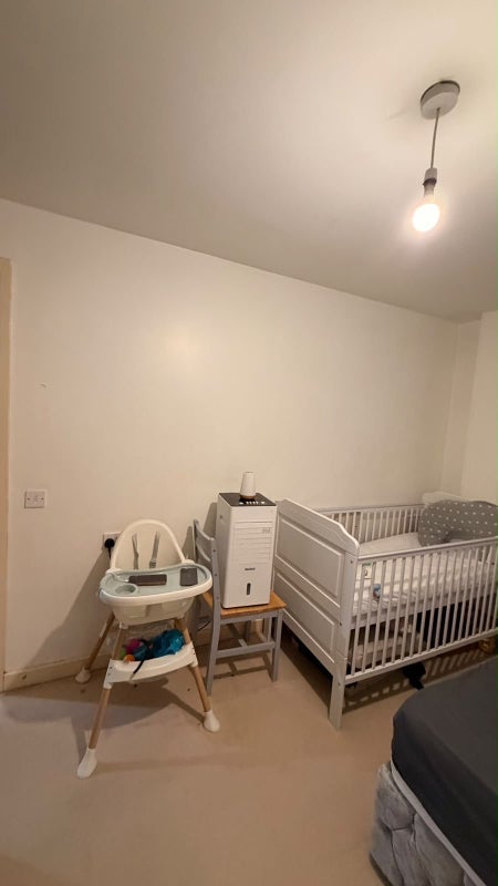 Room Queens Road in Greater London