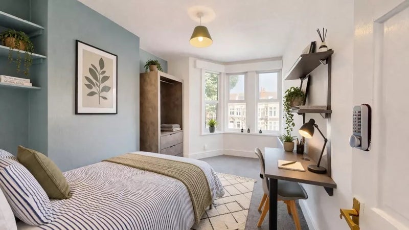 Room Fishponds Road in Bristol