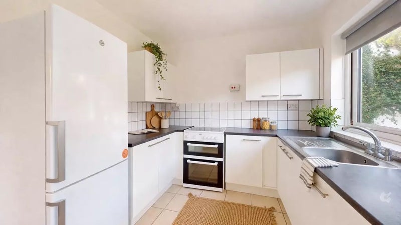 Room Fishponds Road in Bristol