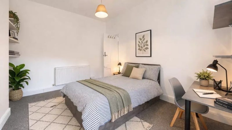 Room Fishponds Road in Bristol