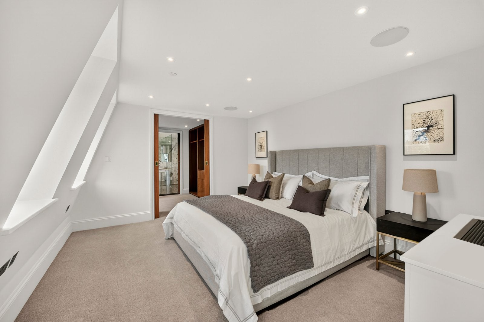 Flat Bull Inn Court in City of Westminster