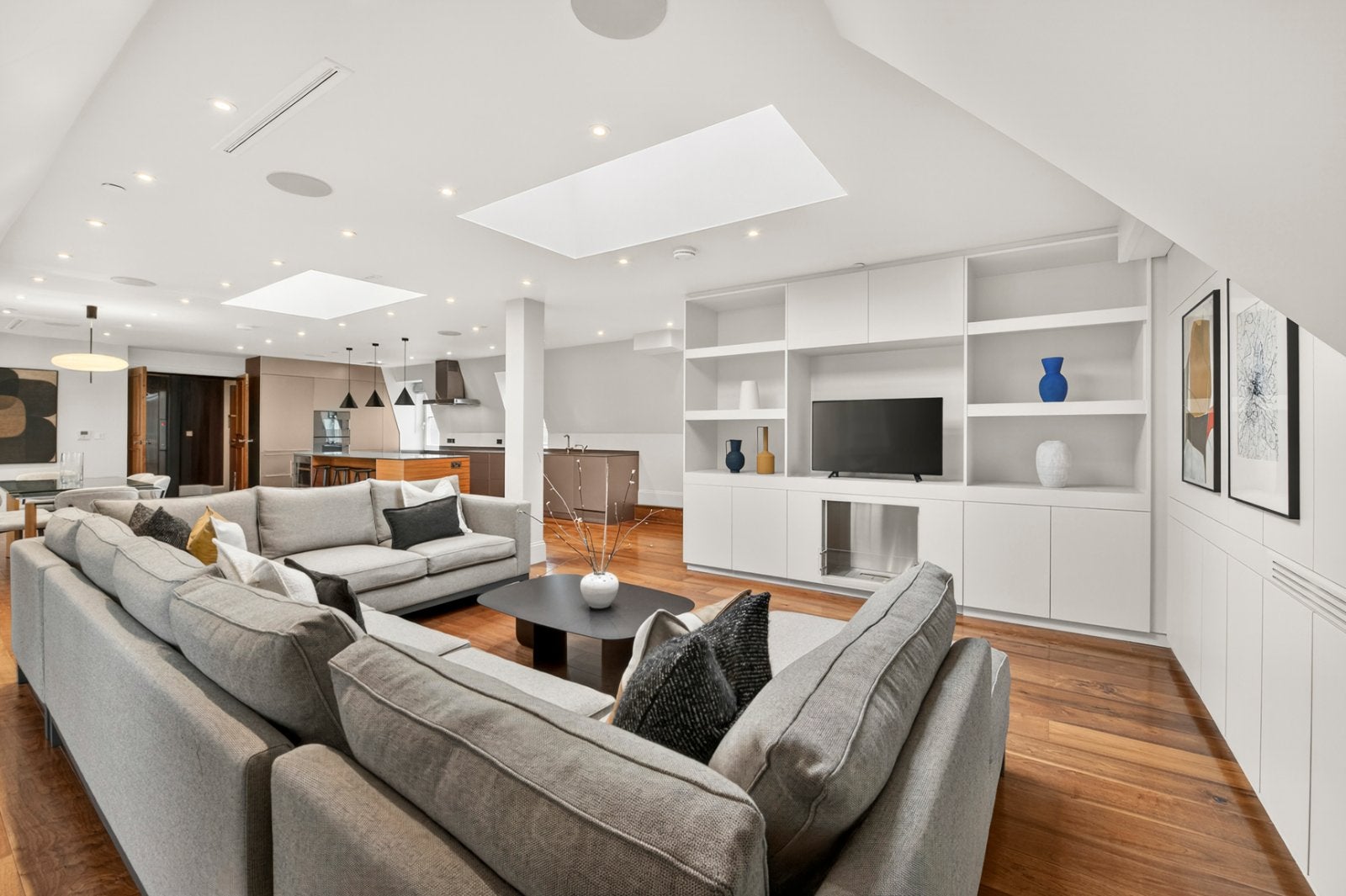 Flat Bull Inn Court in City of Westminster