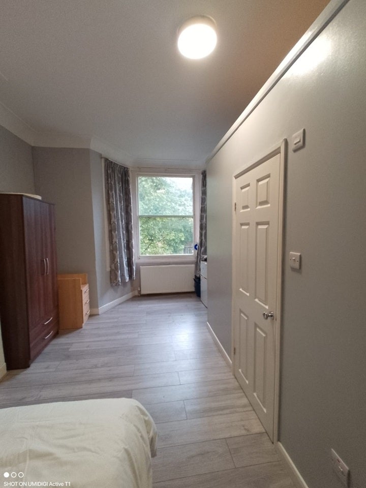 Room Manor Road in Greater London