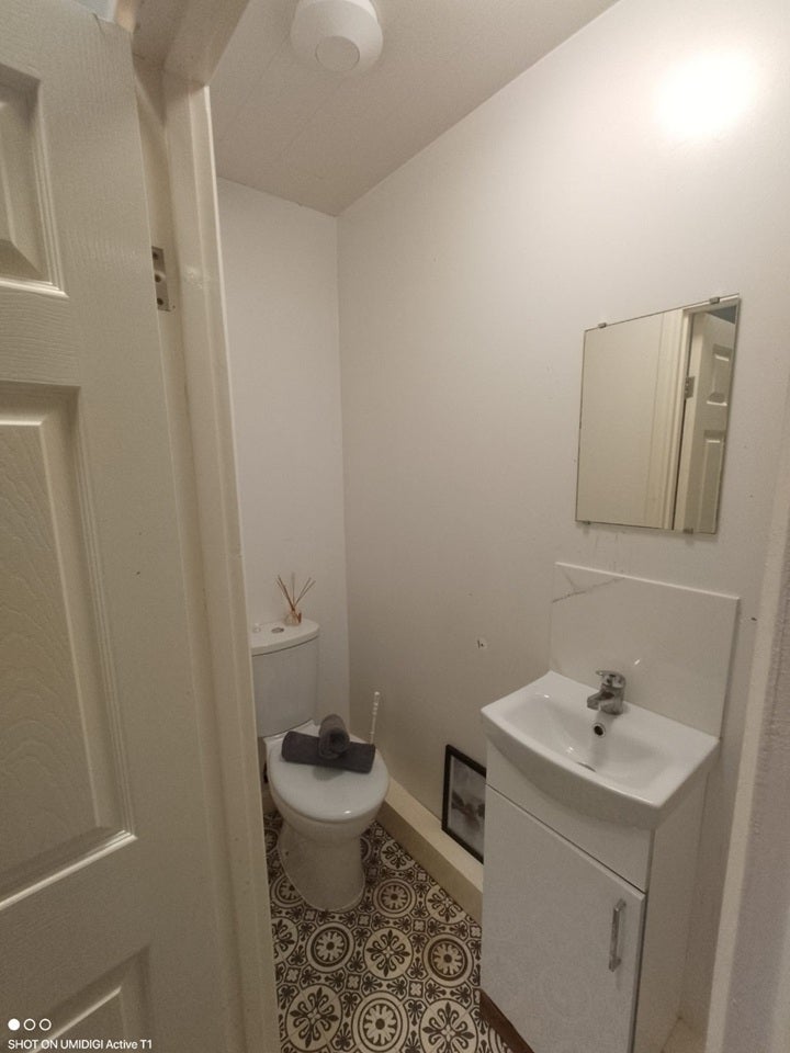 Room Manor Road in Greater London