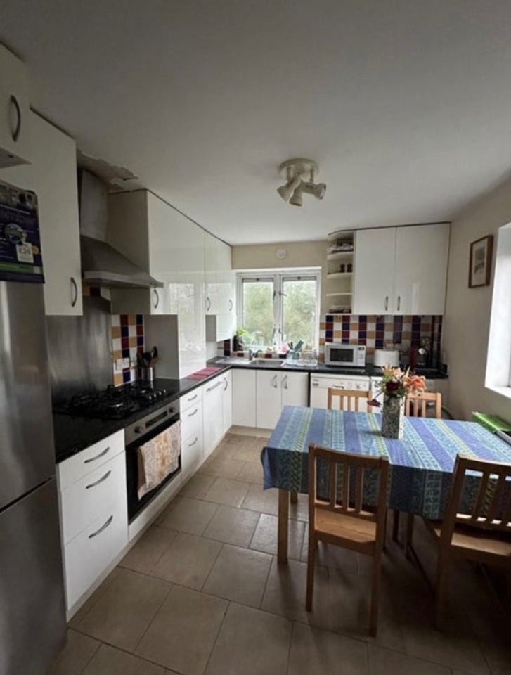 Room Windlesham Grove in Greater London