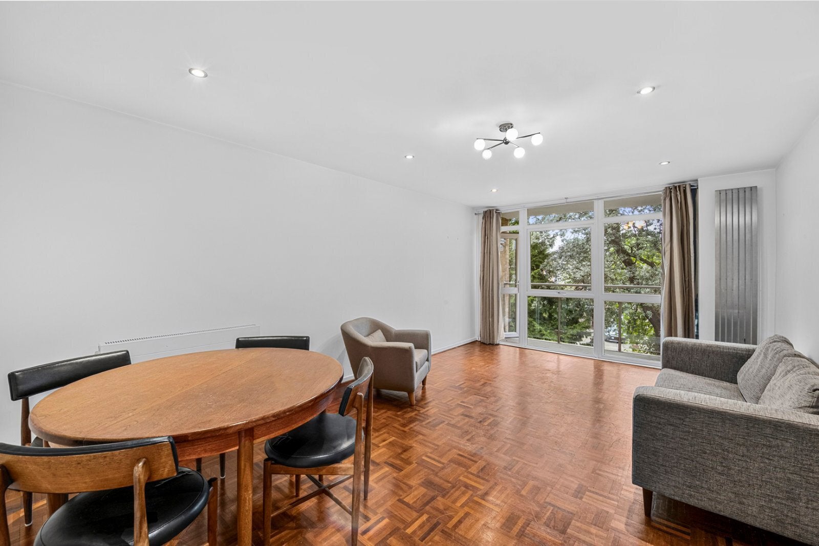 Flat Cherrywood Drive in Greater London