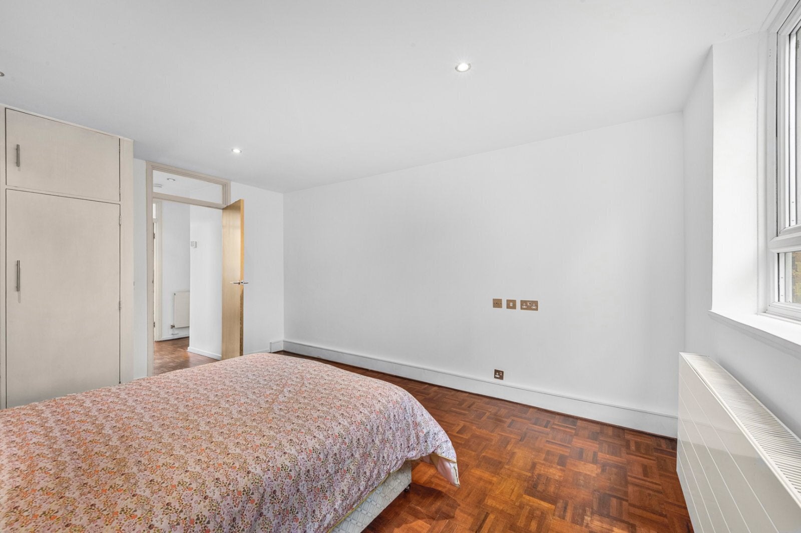 Flat Cherrywood Drive in Greater London