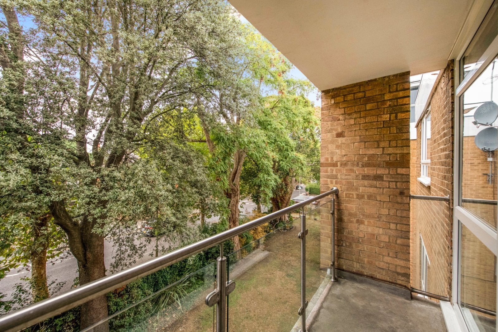 Flat Cherrywood Drive in Greater London