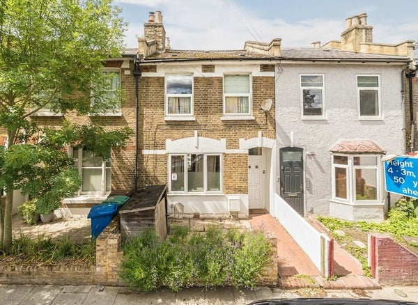 Flat Kirkwood Road in London Borough of Southwark