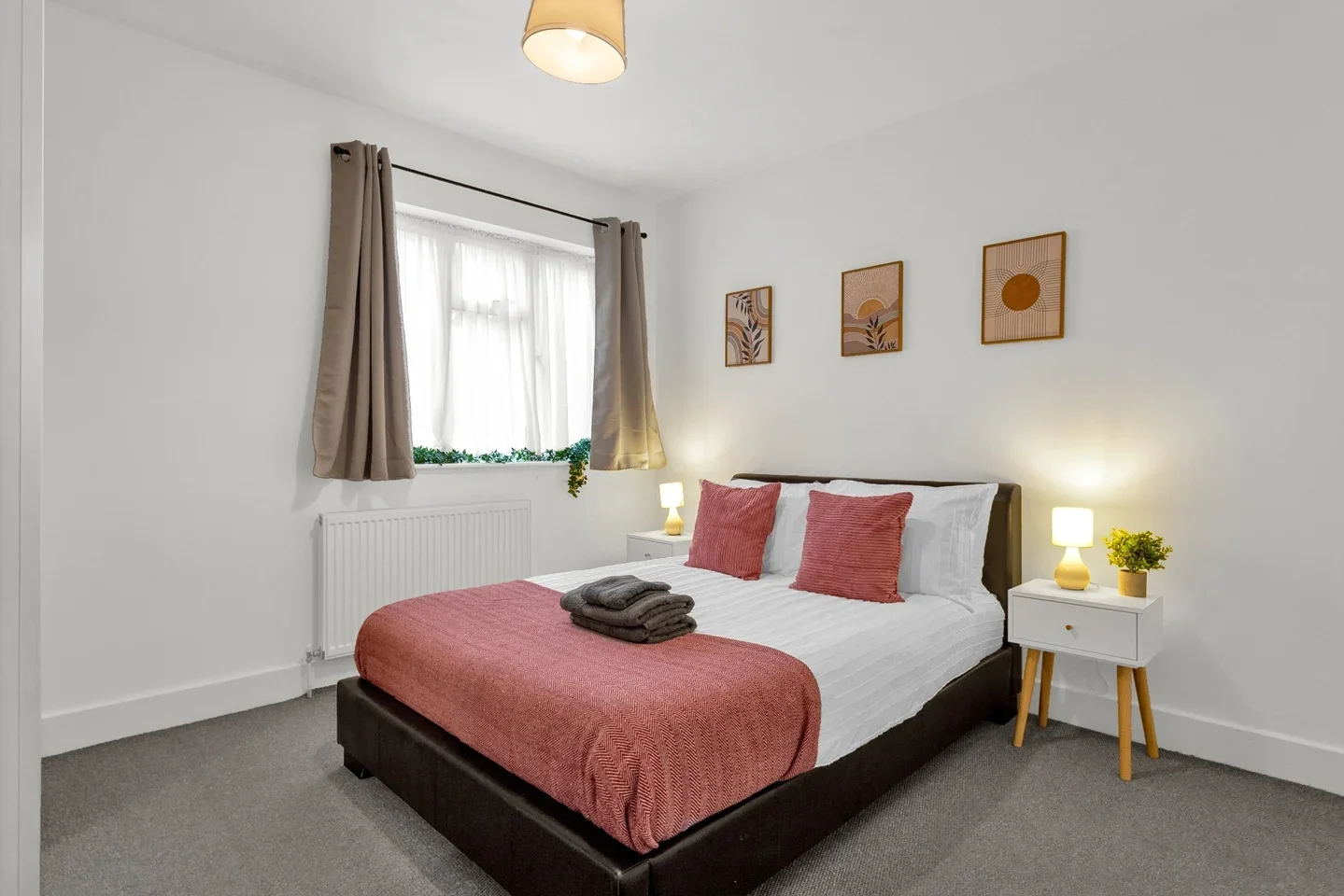 Flat Raglan Court in Greater London