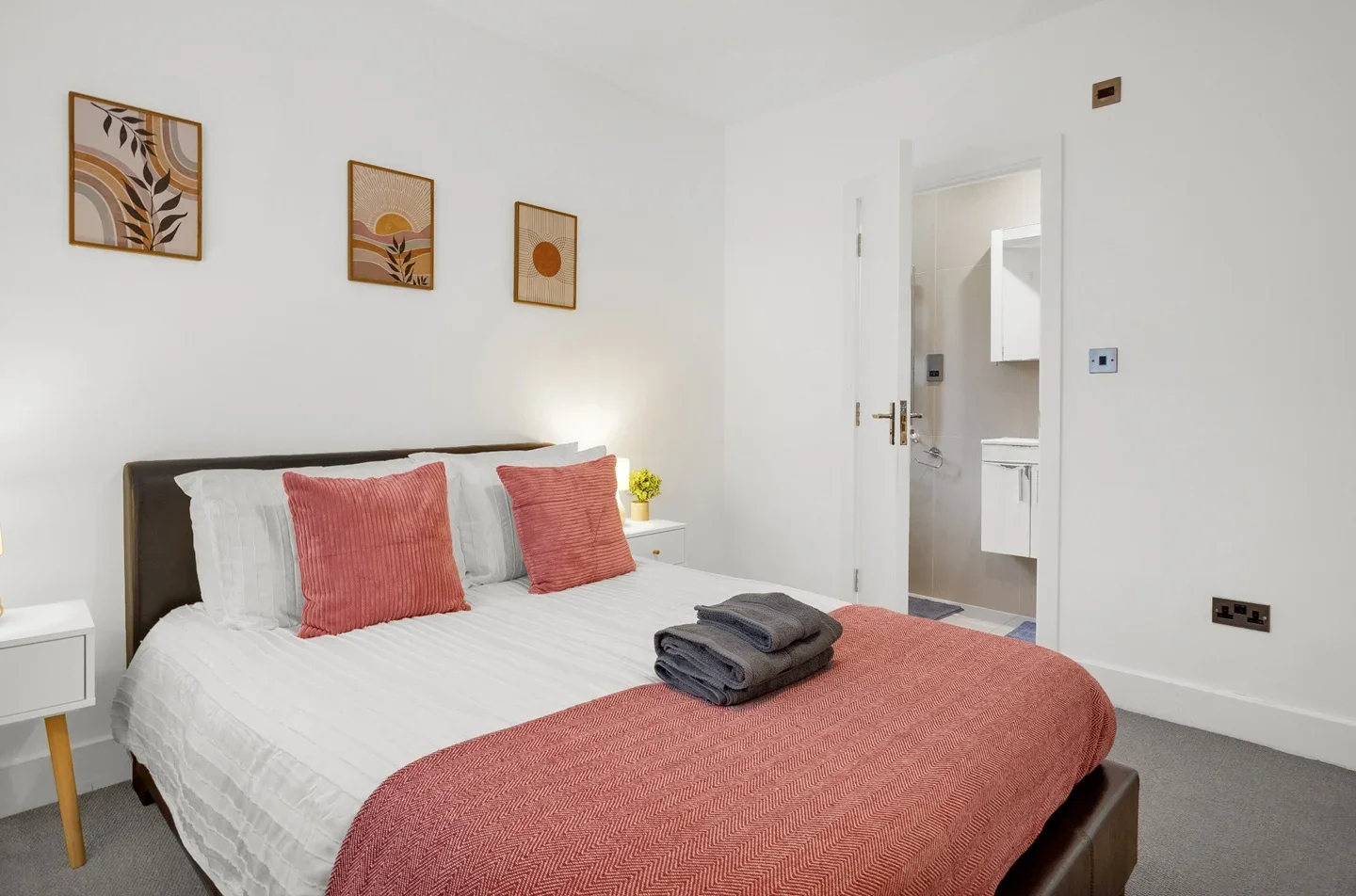 Flat Raglan Court in Greater London