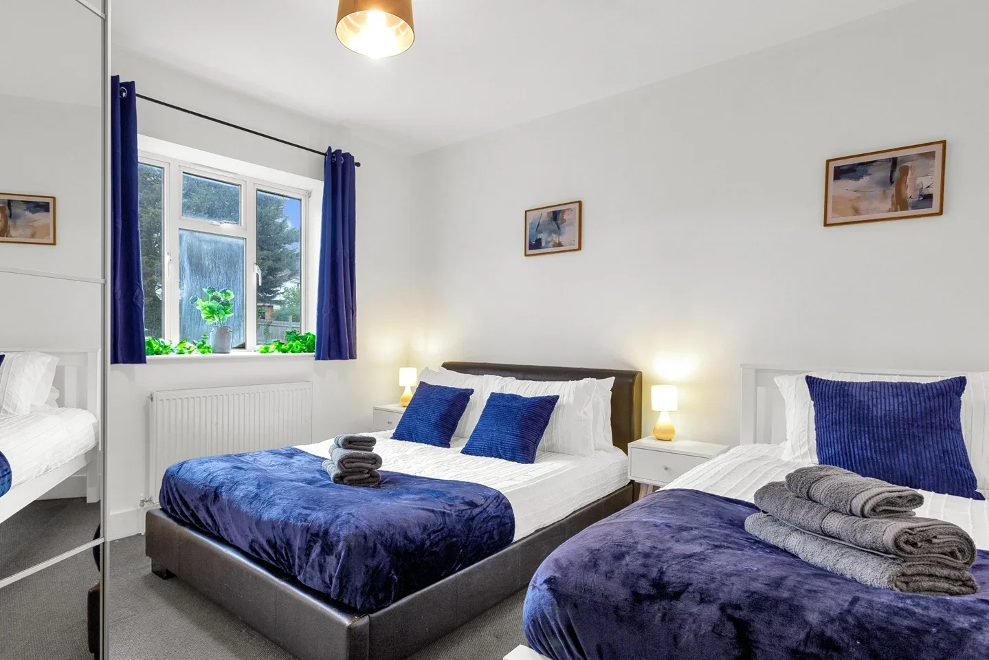 Flat Raglan Court in Greater London