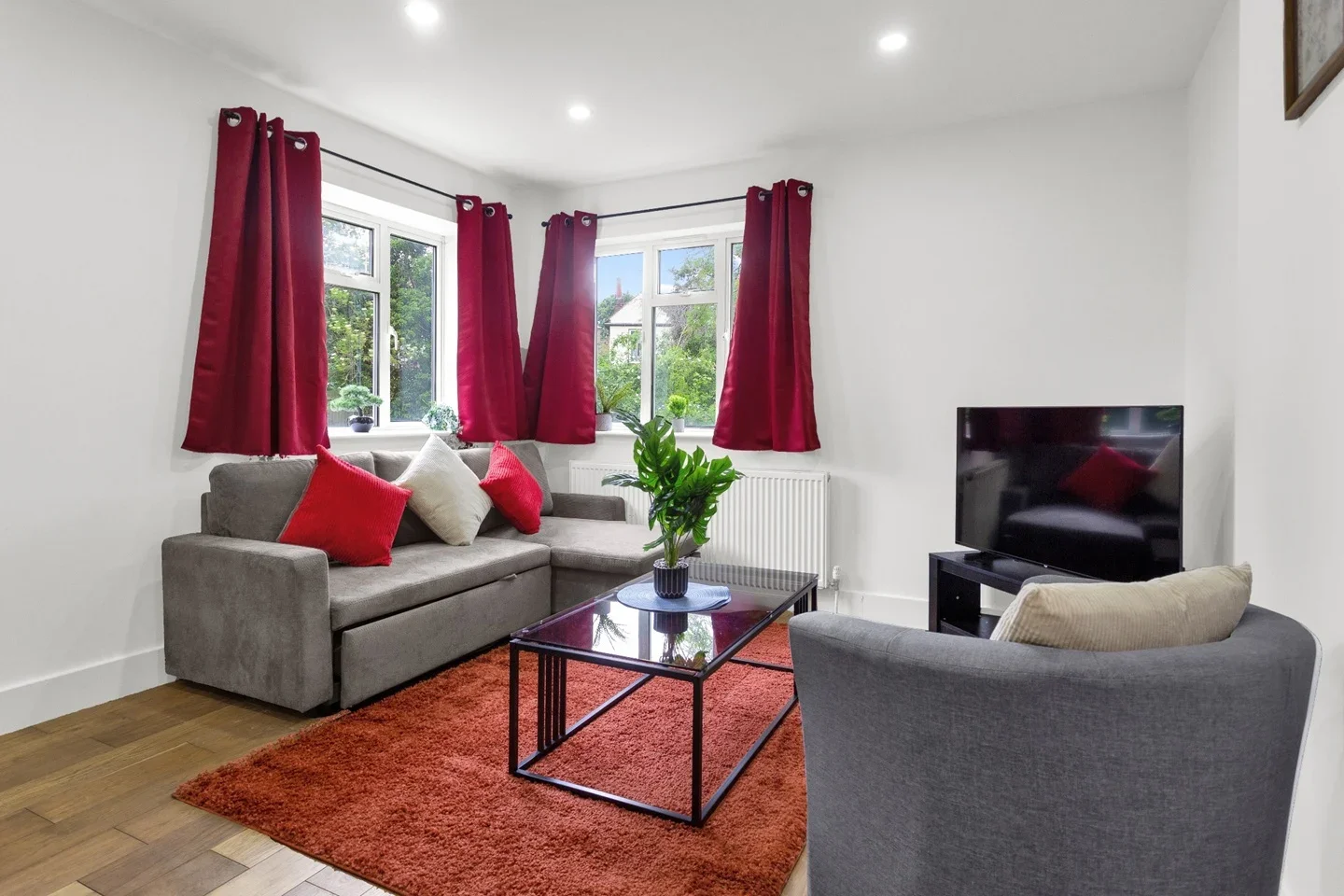 Flat Raglan Court in Greater London