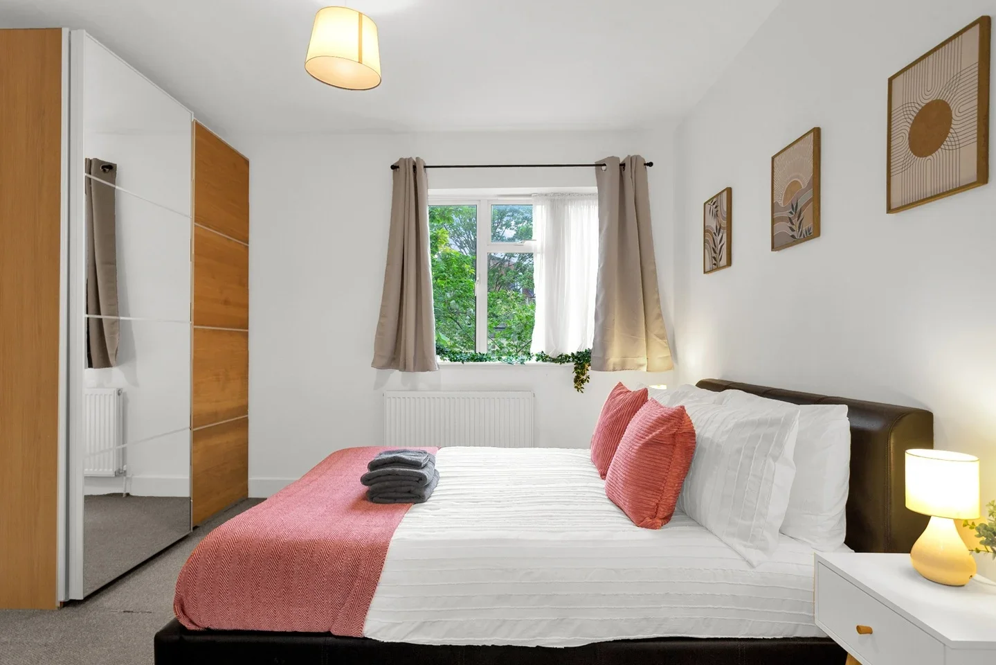 Flat Raglan Court in Greater London
