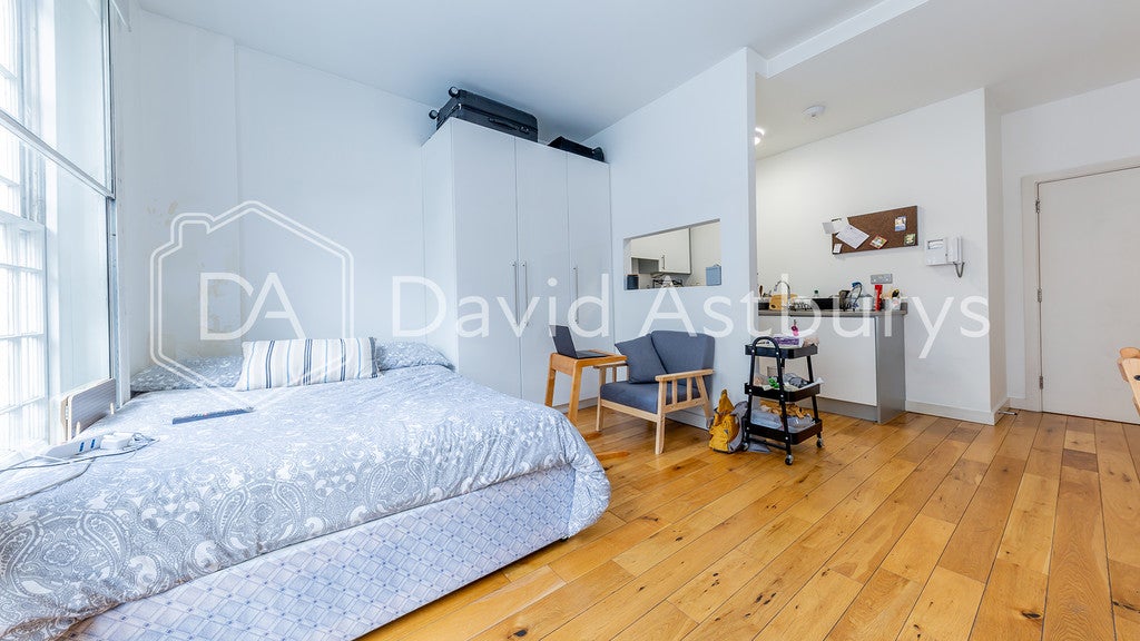 Room York Way in Greater London