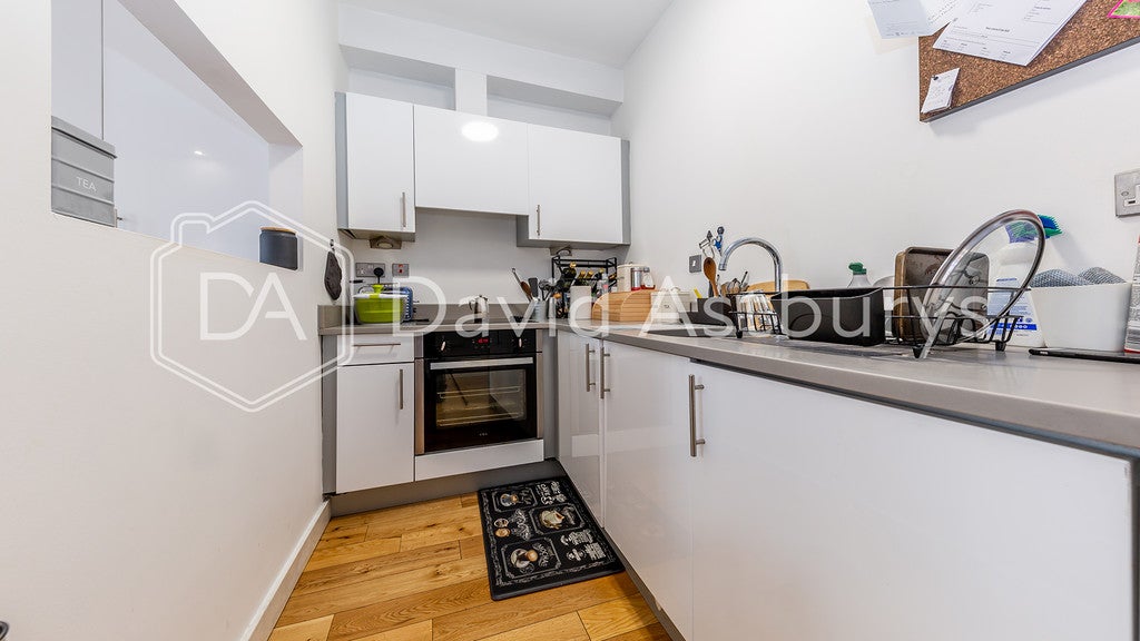 Room York Way in Greater London