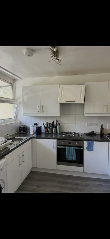Room Concorde Way in Greater London