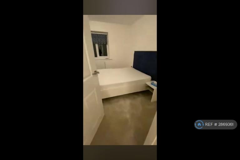 Room Carmody Close in Manchester