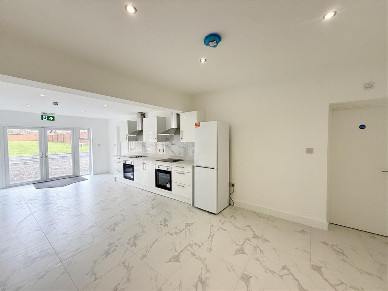 Room Langley Road in Slough