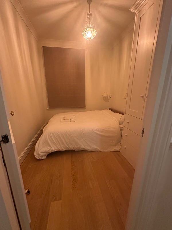 Room Manor Avenue in Greater London