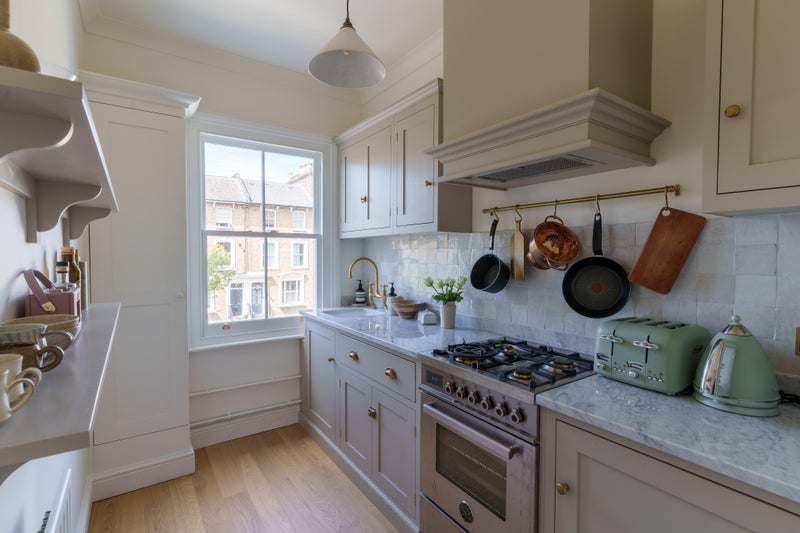 Room Manor Avenue in Greater London