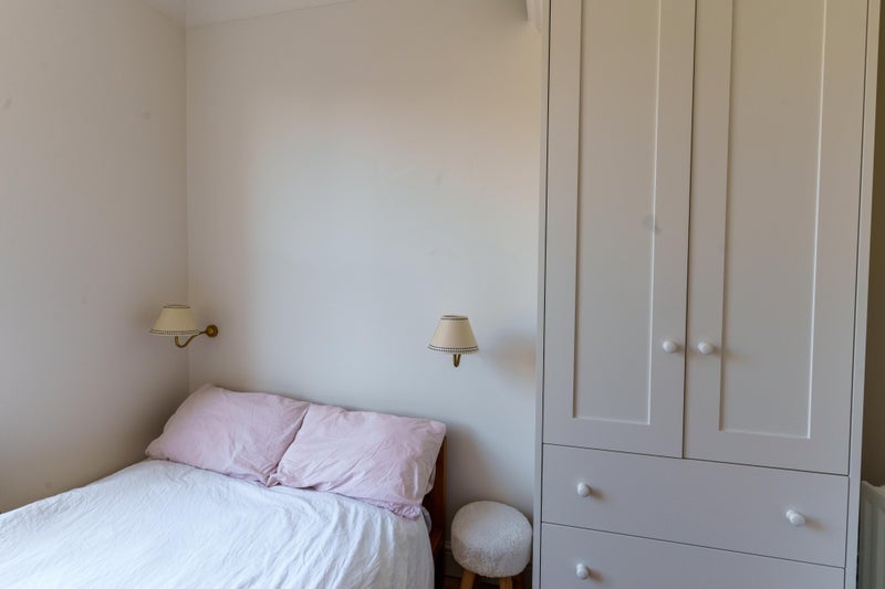 Room Manor Avenue in Greater London