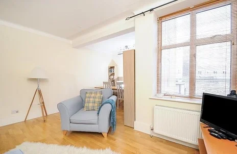 Flat Sheen Road in Greater London