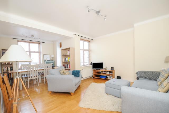 Flat Sheen Road in Greater London