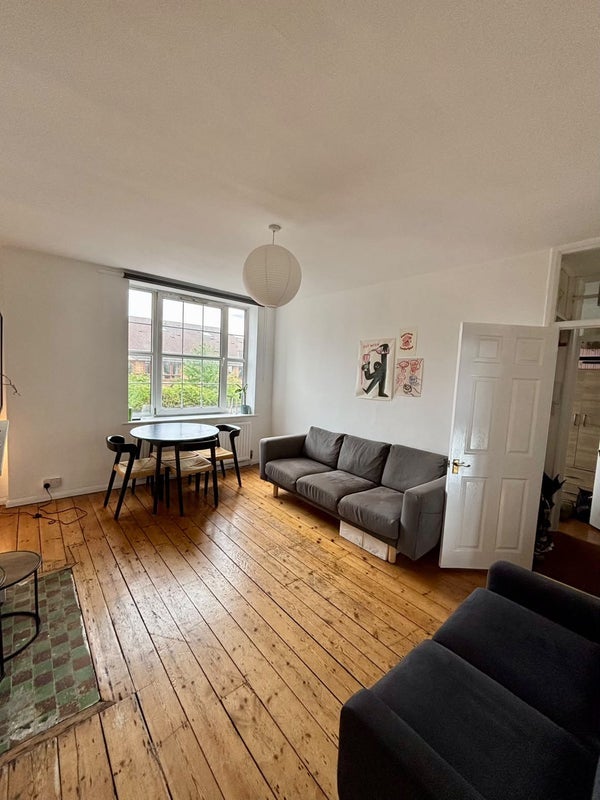 Flat Parmiter Street in Greater London