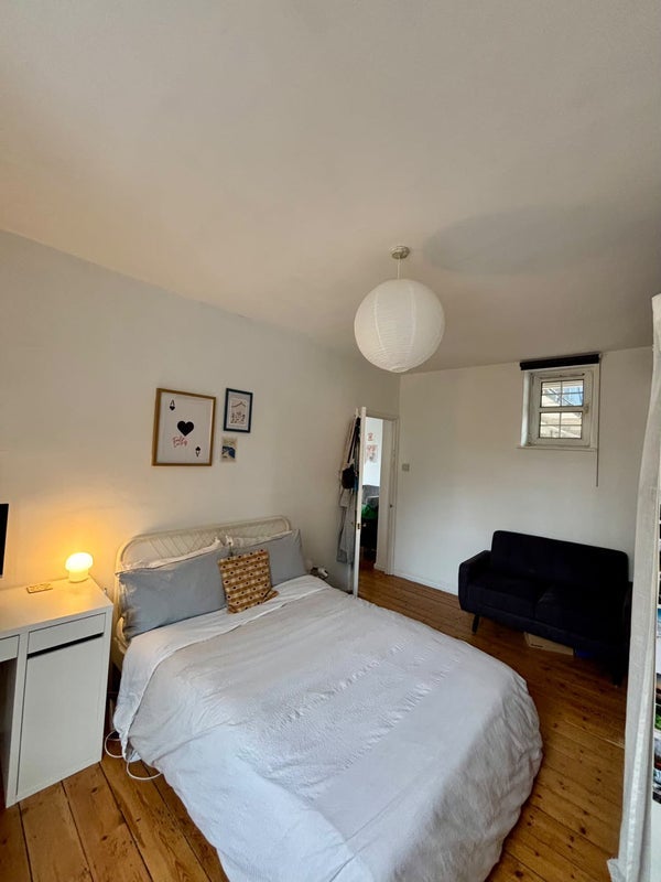 Flat Parmiter Street in Greater London