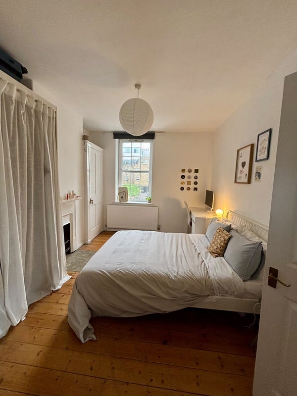 Flat Parmiter Street in Greater London