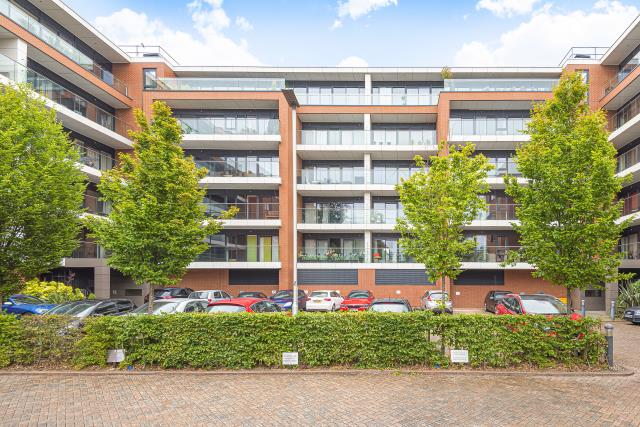 Flat Brewgan Place in Greenham
