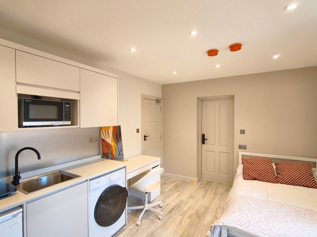 Flat Bisson Road in Greater London