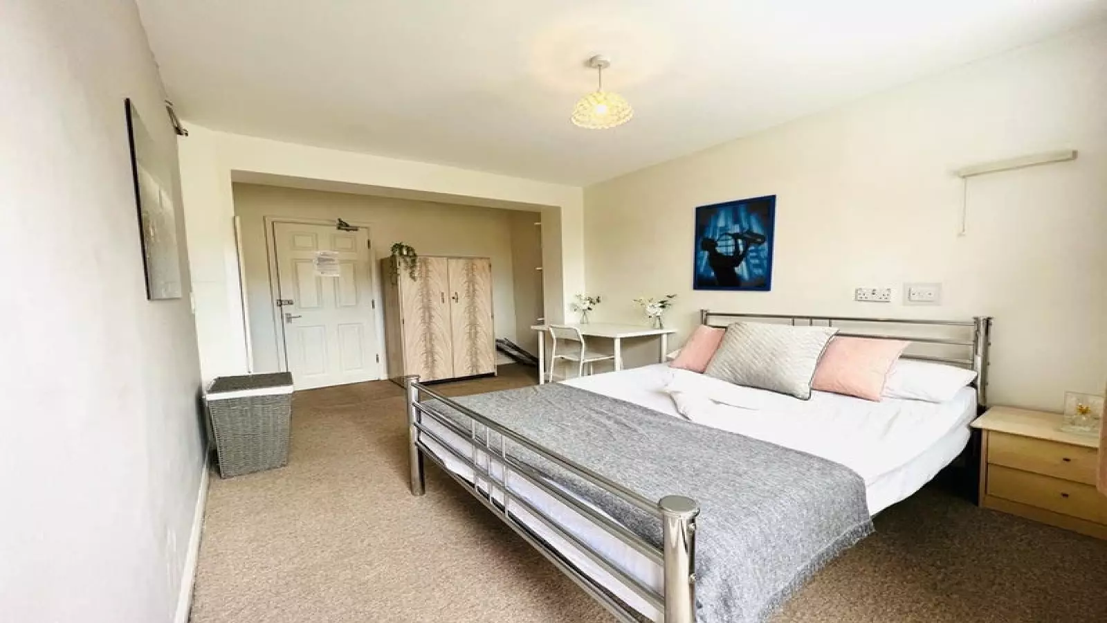 Flat Gordon Road in Greater London
